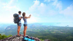 Gente haciendo foto paisaje